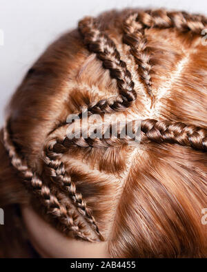 Disegni fatti di capelli, trecce texture, close-up sfondo della treccia di capelli ornamento Foto Stock