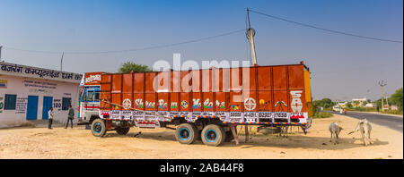 Panorama di un tradizionale carrello indiana nelle zone rurali del Rajasthan, India Foto Stock