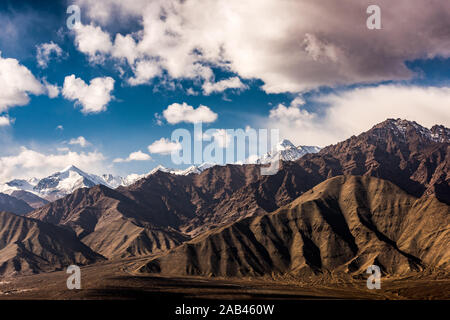 Bella neve tappata picco di montagna in India Foto Stock