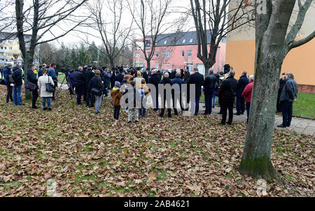 Prostejov, Repubblica Ceca. 25 Nov, 2019. American Rabbi Louis Kestenbaum, non visto, e il ceco il Rabbino Capo Karol Sidone, non visto, assistere ad una installazione di nuova tomba del rabbino Prostejov Horowitz, il 25 novembre 2019, in Prostejov, Repubblica Ceca. Credito: Ludek Perina/CTK foto/Alamy Live News Foto Stock