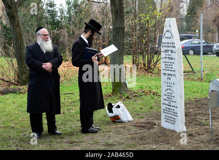 Prostejov, Repubblica Ceca. 25 Nov, 2019. American Rabbi Louis Kestenbaum, non visto, e il ceco il Rabbino Capo Karol Sidone, non visto, assistere ad una installazione di nuova tomba del rabbino Prostejov Horowitz, il 25 novembre 2019, in Prostejov, Repubblica Ceca. Credito: Ludek Perina/CTK foto/Alamy Live News Foto Stock
