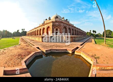 Famosa tomba di Humayun a Delhi, India. E 'la tomba dell'imperatore Mughal Humayun.IT è stato commissionato dal figlio di Humayun Akbar nel 1569-70, e designe Foto Stock