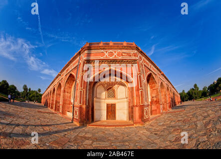 Famosa tomba di Humayun a Delhi, India. E 'la tomba dell'imperatore Mughal Humayun.IT è stato commissionato dal figlio di Humayun Akbar nel 1569-70, e designe Foto Stock