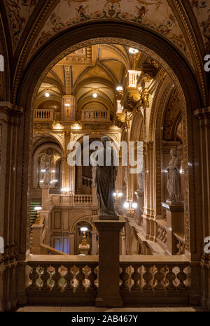 VIENNA, Austria - Ottobre 2019: interno dell Opera di Stato di Vienna Casa. Wiener Staatsoper scale, affresco e oro ricco interno. Foto Stock