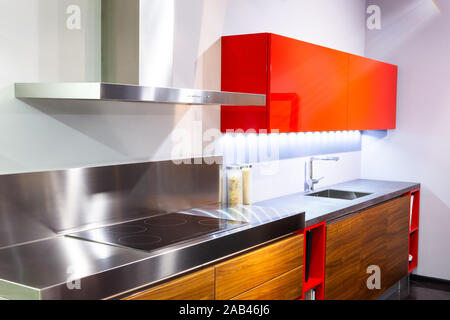 Cucina professionale interno del ristorante. Moderne attrezzature e dispositivi realizzati in acciaio inossidabile. Cucina vuota al mattino. Foto Stock