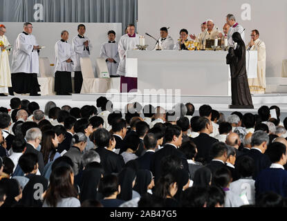 Tokyo, Giappone. 25 Nov, 2019. Papa Francesco celebra la Santa Messa presso il Tokyo Dome a Tokyo in Giappone il Lunedì, Novembre 25, 2019. Papa Francesco sarà in visita la Sophia University e la partenza per Roma il 26th. Foto di Keizo Mori/UPI Credito: UPI/Alamy Live News Foto Stock