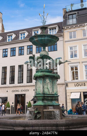 Copenhagen Amagertorv, vista la cicogna Fontana (Storkespringvandet) nell'esclusiva area dello shopping di Amagertorv nel centro di Copenhagen, Danimarca. Foto Stock