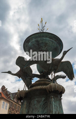 Stork Fontana Copenaghen, vista la cicogna fontana o Storkespringvandet (1894), un famoso punto di riferimento in Amagertorv nel centro di Copenhagen. Foto Stock