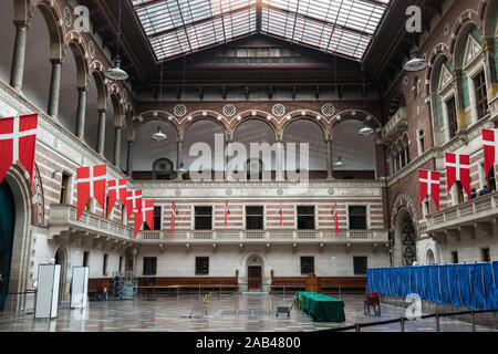 Copenhagen City Hall, vista di stile romanico hall principale o sull'atrio interno del Radhus (Municipio di Copenhagen, Danimarca. Foto Stock