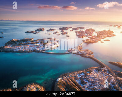 Vista aerea di piccole isole, ponte sul mare al tramonto Foto Stock