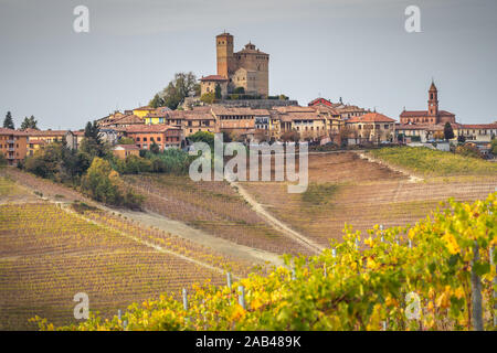 Il castello di Serralunga d'Alba, Langhe, Distretto di Cuneo, Piemonte, Italia Foto Stock