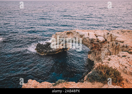 Bella roccia naturale arco in prossimità di Ayia Napa, Cavo Greco e Protaras sull isola di Cipro, Mare Mediterraneo. Visualizzare nei pressi del leggendario ponte amanti. Amaz Foto Stock