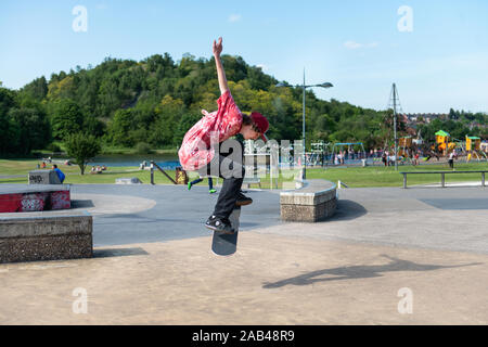 Skateboarders facendo trucchi, praticando ollieing presso i locali di città skatepark in Stoke on Trent, Stoke Plaza Foto Stock