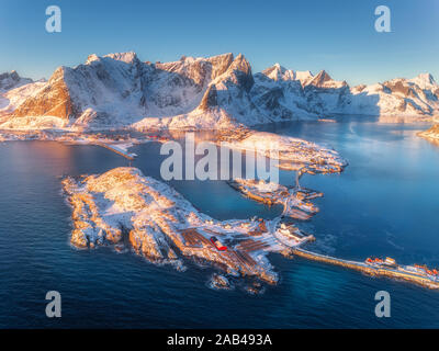 Vista aerea di piccole isole, ponte sopra il mare e le montagne Foto Stock