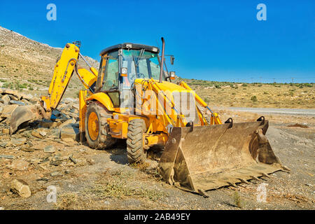 Vista laterale di bulldozer su ruote per miniere e cave con un bracci lunghi per escavatore in sito minerario. Lavori in corso, macchina industriale. Industria mineraria Foto Stock