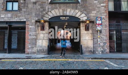 Dublino, Irlanda - 16 Febbraio 2019: turisti tenendo la loro immagine di fronte alla vecchia marca Jameson Irish Whiskey distilleria su una giornata invernale e Foto Stock