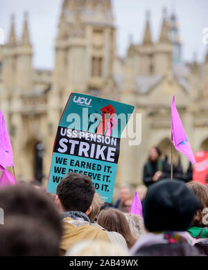 Cambridge, Regno Unito. 25 Nov, 2019. Membri delle università e collegi Unione (UCU) facendo lo sciopero di oggi con gli studenti e al di fuori del King's College di Cambridge. Questa ultima azione segue gli scioperi in febbraio e marzo dello scorso anno. Il personale di prendere azione consentirà di raggiungere a piedi tra il 25 novembre e il 4 dicembre. L' Unione non ha escluso di ulteriore azione il prossimo termine. Credito: Jim Holden/Alamy Live News Foto Stock