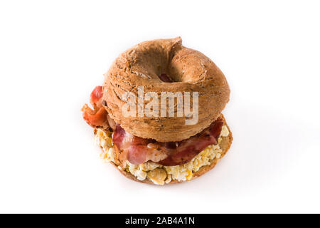 Bagel sandwich con pancetta, uova e formaggio isolato su sfondo bianco. Foto Stock