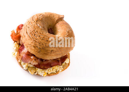 Bagel sandwich con pancetta, uova e formaggio isolato su sfondo bianco. Spazio di copia Foto Stock