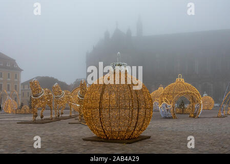 Germania, Sassonia-Anhalt, Magdeburgo, sovradimensionato baubles di Natale e cavalli che ricreano l'esperimento semisferica del fisico Otto-von-Guericke sono in piedi sulla piazza della Cattedrale di Magdeburgo. Essi appartengono alla città del mondo di luci. Dal 25 novembre 2019, decine di figure costituito da un milione di luci a LED sarà acceso fino a Magdeburg. Essi sono stati prodotti per la stagione di Natale dalla società polacca Multidekor. Credito: Mattis Kaminer/Alamy Live News Foto Stock