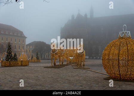 Germania, Sassonia-Anhalt, Magdeburgo, sovradimensionato baubles di Natale e cavalli che ricreano l'esperimento semisferica del fisico Otto-von-Guericke sono in piedi sulla piazza della Cattedrale di Magdeburgo. Essi appartengono alla città del mondo di luci. Dal 25 novembre 2019, decine di figure costituito da un milione di luci a LED sarà acceso fino a Magdeburg. Essi sono stati prodotti per la stagione di Natale dalla società polacca Multidekor. Credito: Mattis Kaminer/Alamy Live News Foto Stock