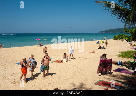 16.11.2019, Phuket, Thailandia, Asia - i turisti sulla Karon Beach, una destinazione di vacanza popolare con i turisti russi. Foto Stock