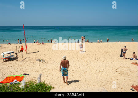 16.11.2019, Phuket, Thailandia, Asia - vacanzieri bagnarsi nel mare sulla spiaggia di Karon, una popolare meta di vacanza con turisti russi. Foto Stock