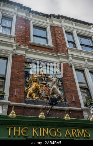 Il Kings Arms in Newcomen Street off Borough High Street a Londra con la sua facciata dal vecchio ponte di Londra Foto Stock