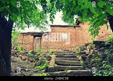 Antica casa nel villaggio di Nuodeng, provincia di Yunnan, Cina. 04-26-2016 Foto Stock