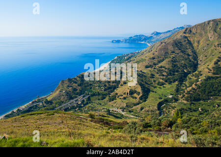 Vista aerea lungo la costa siciliana da Forza d'Agro di costa verso Taormina in una giornata di sole Foto Stock