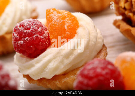Crema dolce i cookie con i lamponi e tangerini, closeup di torte su evento o ricevimento di nozze Foto Stock
