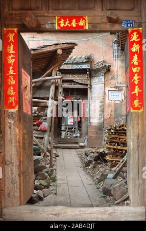 Porta di una casa tradizionale nel villaggio di Nuodeng, Yunnan, Cina. Foto Stock