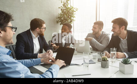 Imprenditori brainstorming e discutere di grande profitto, panorama Foto Stock