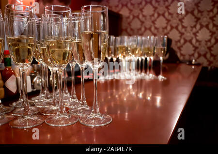 Un sacco di bicchieri di champagne sul tavolo bar Foto Stock