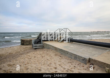 Mechelinki, Polonia 23rd, nov. 2019 pescatori e ambientalisti messaggio di avviso che indica che a causa della scarica della soluzione salina nel mare, i pesci si ammalano e muoiono. Ogni terzo pesce nella baia è malato ha occhio atrofia tissutale, e le ferite sul corpo. Pipeline di salamoia di dumping nella Baia di Puck (Mar Baltico) da cavern risciacquando per lo stato di proprietà di società del gas PGNiG è visto. © Vadim Pacajev / Alamy Live News Foto Stock