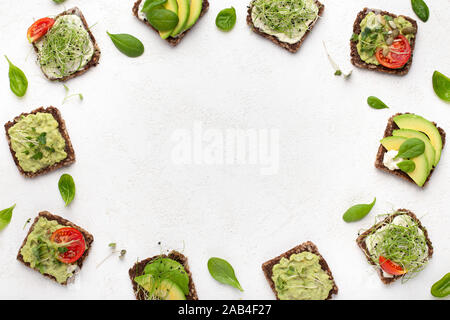 Pane di segale panini con tofu, avocado e microgreen Foto Stock