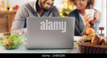 Giovane uomo e donna con il computer portatile Foto Stock