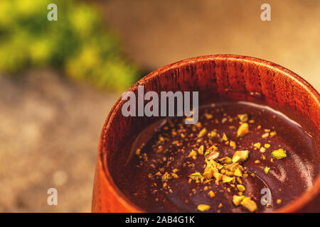 La tazza di cioccolata calda con pistacchio, close up shot Foto Stock