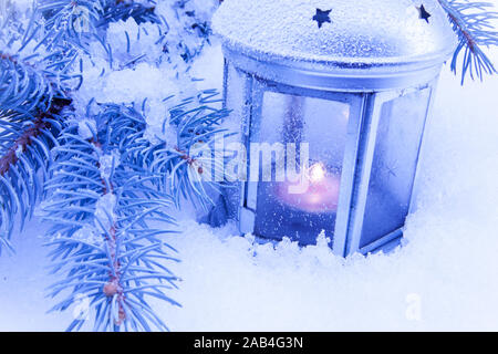 Lanterna con candela in neve fresca Foto Stock