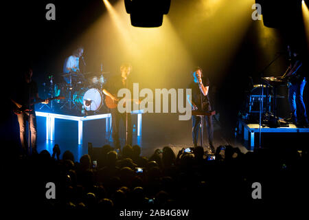 Belga di indie pop / rock gruppo, Balthazar, suonare dal vivo presso il disco club in un sold out concerto. Foto Stock