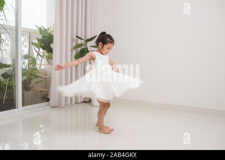 Felice preschooler Cute girl dancing in salotto Foto Stock