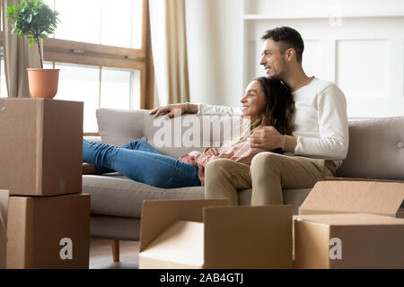 Coppia felice sognando relax nella propria casa con scatole Foto Stock