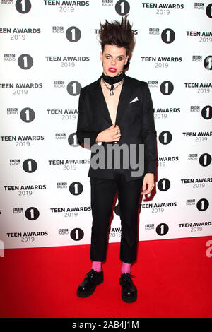 Yungblud sul tappeto rosso durante la Radio Una Teen Awards a BBC Television Centre di Londra. Foto Stock