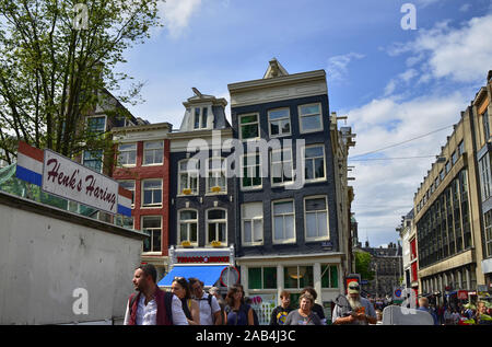 Amsterdam, Olanda. Agosto 2019. Sulla sinistra il segno di un chiosco di aringa: l'aringa sandwich è un apprezzato specility. Sullo sfondo la Foto Stock