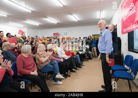 Beeston Rylands Community Center, Broxtowe, Nottinghamshire, Inghilterra, Regno Unito. 25th. Novembre, 2019. Leader laburista Jeremy Corbyn in corrispondenza del partito laburista campaign rally in Broxtowe, Nottingham in supporto per Greg Marshall che è il partito laburista candidato parlamentare per Broxtowe all'inizio del 2019 la campagna elettorale. Questa sede parlamentare che è stato vinto da Anna Soubry per il Partito Conservatore da uno stretto margine di 863 voti e ora in piedi come per il gruppo indipendente.Credit: AlanBeastall/Alamy Live News Foto Stock