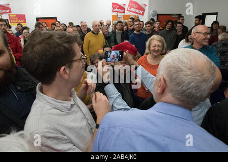 Beeston Rylands Community Center, Broxtowe, Nottinghamshire, Inghilterra, Regno Unito. 25th. Novembre, 2019. Leader laburista Jeremy Corbyn in corrispondenza del partito laburista campaign rally in Broxtowe, Nottingham in supporto per Greg Marshall che è il partito laburista candidato parlamentare per Broxtowe all'inizio del 2019 la campagna elettorale. Questa sede parlamentare che è stato vinto da Anna Soubry per il Partito Conservatore da uno stretto margine di 863 voti e ora in piedi come per il gruppo indipendente.Credit: AlanBeastall/Alamy Live News Foto Stock