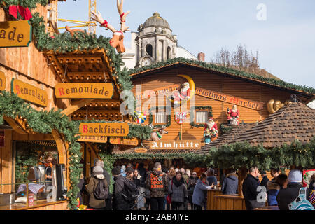 Cabine di legno di vendita di alimenti e bevande al Birmingham tedesca di Francoforte il Mercatino di Natale a Victoria Square, Birmingham, Regno Unito Foto Stock