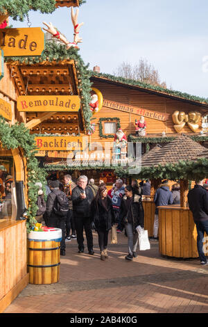 Cabine di legno di vendita di alimenti e bevande al Birmingham tedesca di Francoforte il Mercatino di Natale a Victoria Square, Birmingham, Regno Unito Foto Stock