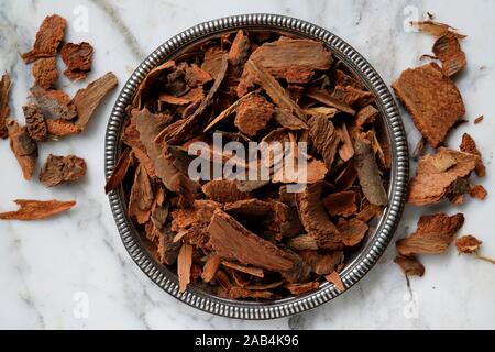 Corteccia di Cannella, cassia cinese (Cinnamomum cassia) in una ciotola, India Foto Stock