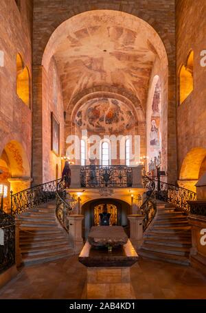 Vista interna, altare sala con affreschi storici, Basilica di San Giorgio e anche la Basilica di San Giorgio Il Castello di Praga, Hradcany, Praga, Repubblica Ceca Foto Stock